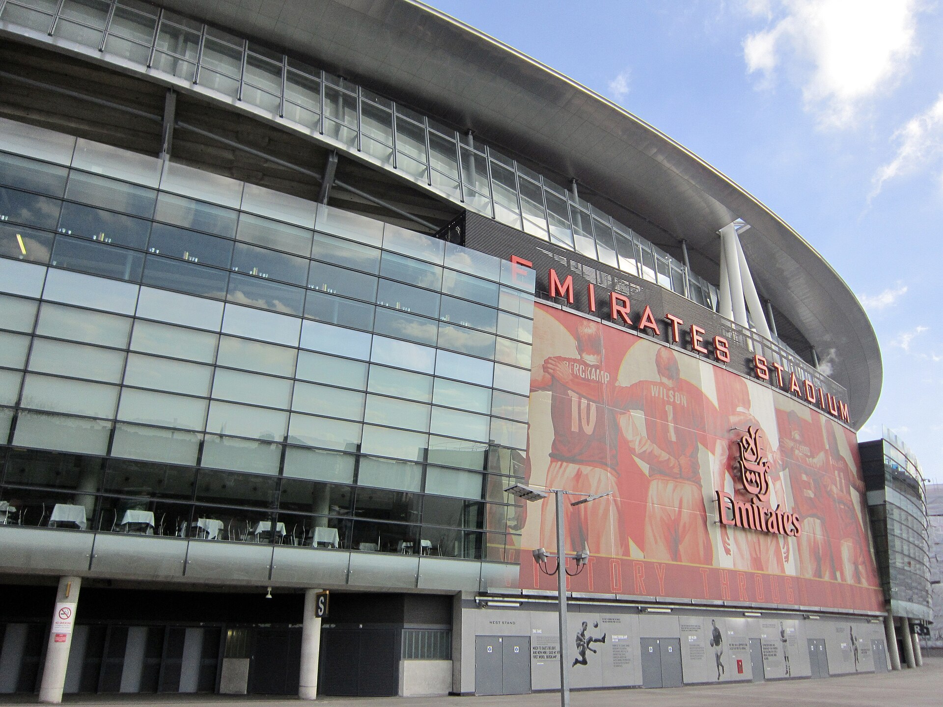 Facaden på Emirates Stadium