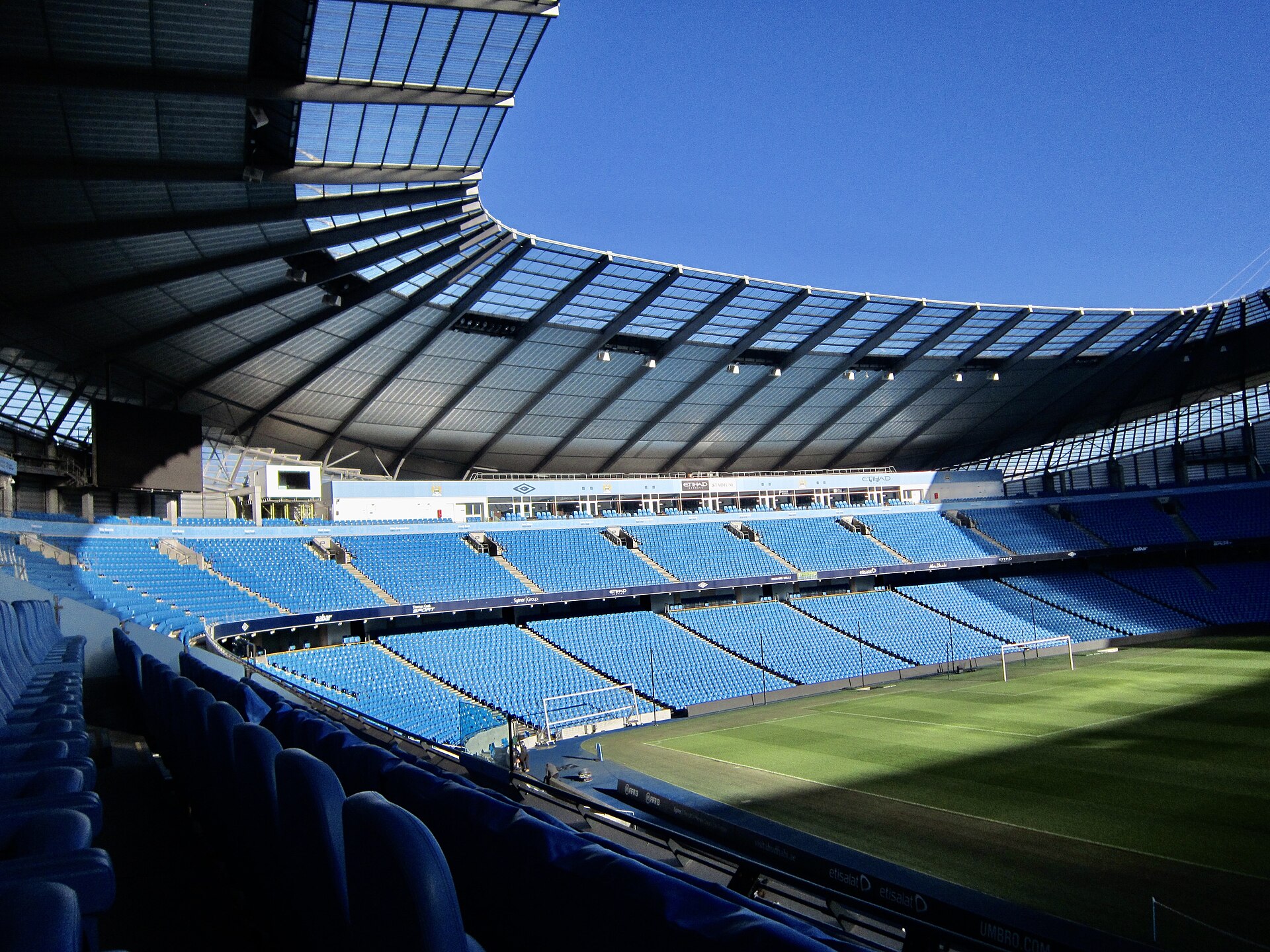 Tribunerne inde på Etihad Stadium
