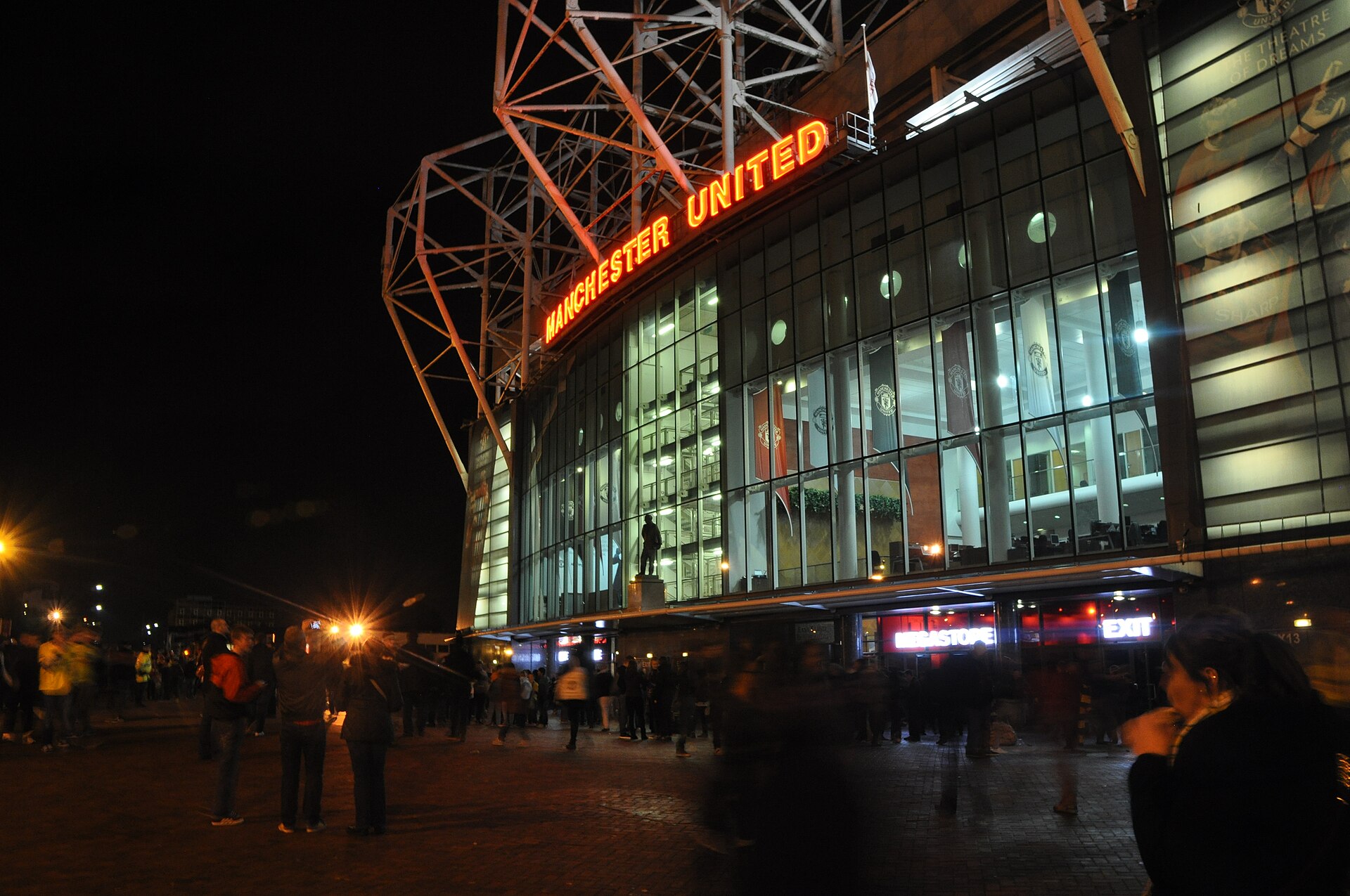 Old Trafford oplyst om aftenen