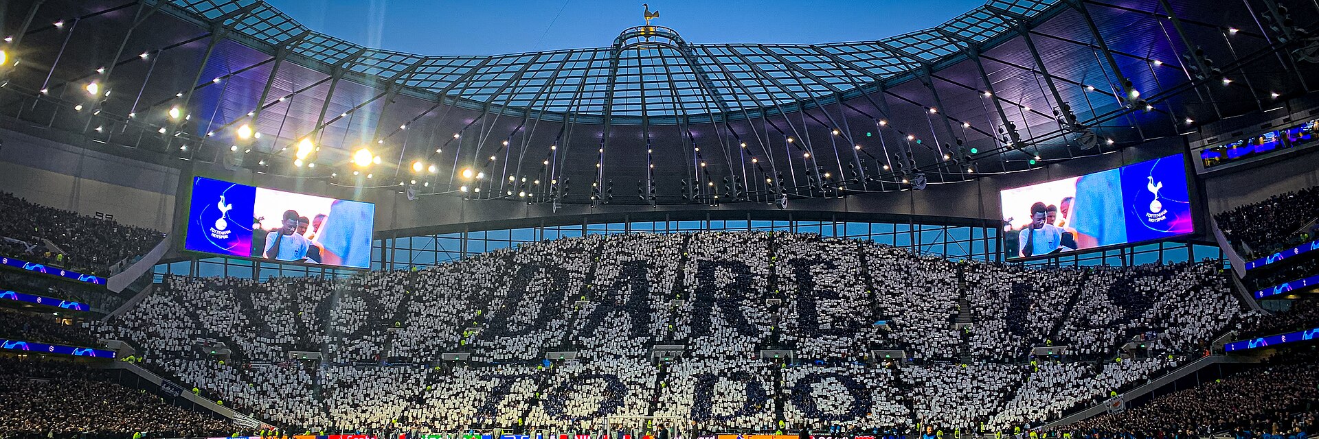 Tottenham-fans med tifo på lægterne